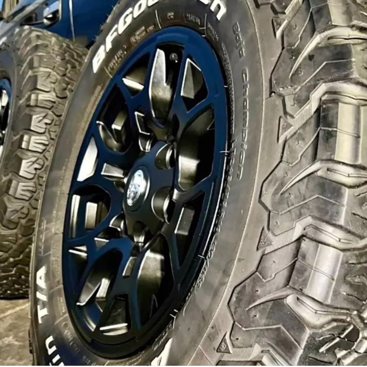 OEM original Toyota Tacoma wheels rims tire. 16''. No rash like new 6x139.7 or 6x5.5